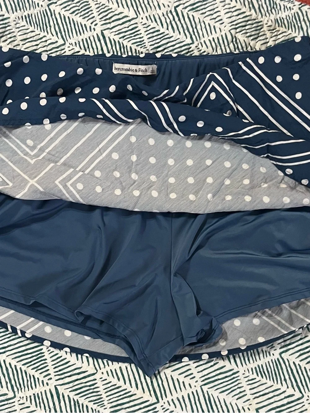 Abercrombie & Fitch Navy and White Polka Dot Mini Skort - Picture 4 of 5